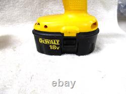 Lot de trois (3) outils Dewalt 18v 1/2 perceuse/visseuse, scie à découper 5 3/8 et lampe de poche