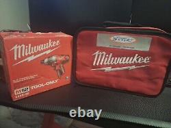 Milwaukee 2455-20 M12 Perceuse-visseuse pour raccord NO-HUB avec étui et chargeur de batterie