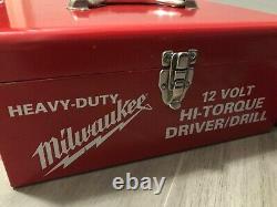 Vintage Milwaukee 12 Volts Driver/drill Boîte À Outils En Métal Blanc Rouge
